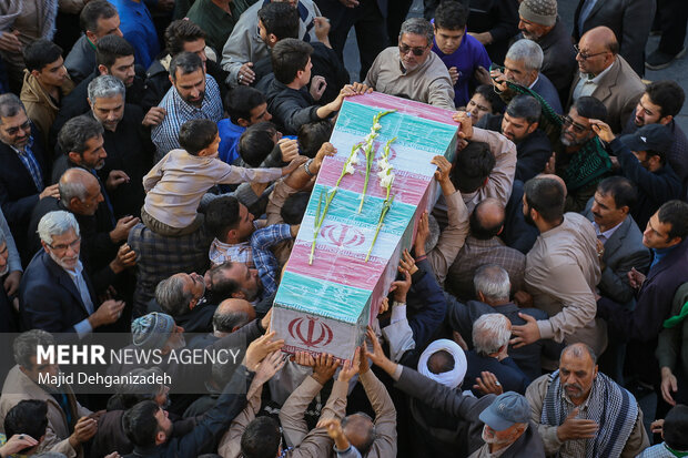 استقبال از پیکرهای ۸ شهید گمنام دفاع مقدس در یزد