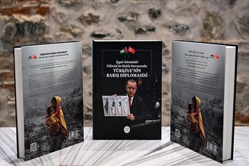 Erdoğan Miçotakis'a kitap hediye etti