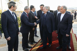 شام کے وزیر اعظم اعلیٰ سطحی وفد کے ہمراہ ایران پہنچ گئے