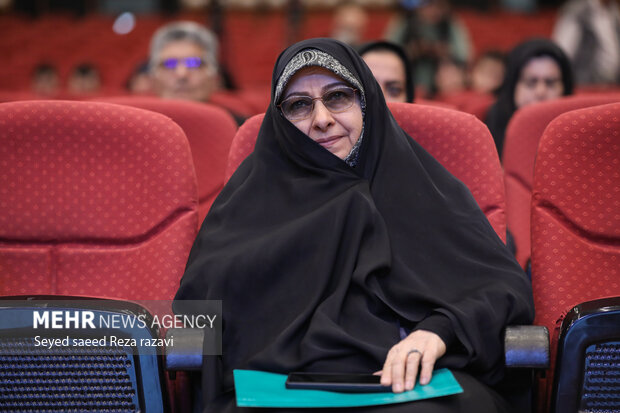 انسیه خزعلی معاون امور زنان و خانواده رئیس‌جمهور در مراسم افتتاحیه رویداد رسانه ای حریر حضور دارد