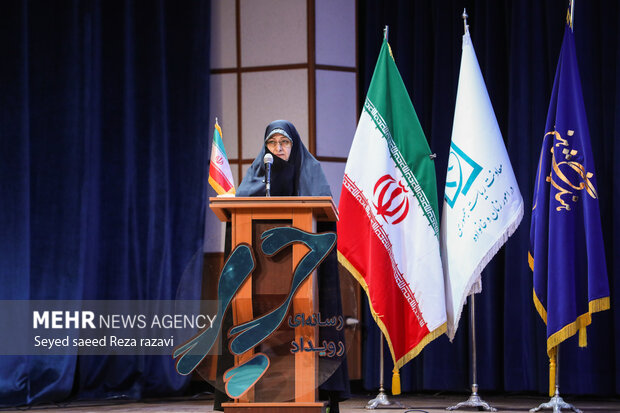 انسیه خزعلی معاون امور زنان و خانواده رئیس‌جمهور در حال سخنرانی در مراسم افتتاحیه رویداد رسانه ای حریر است