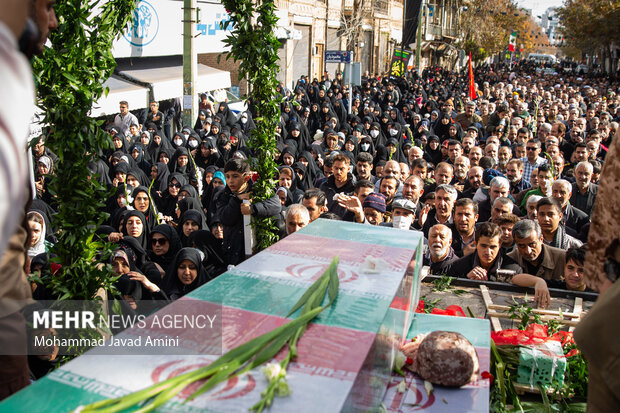 ورود پیکر ۸ شهید گمنام به فرودگاه بین المللی شهرکرد 