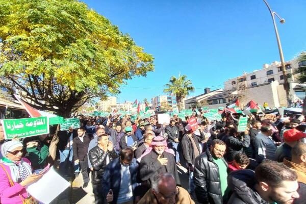 تجمع هزاران اردنی نزدیک سفارت آمریکا+ فیلم