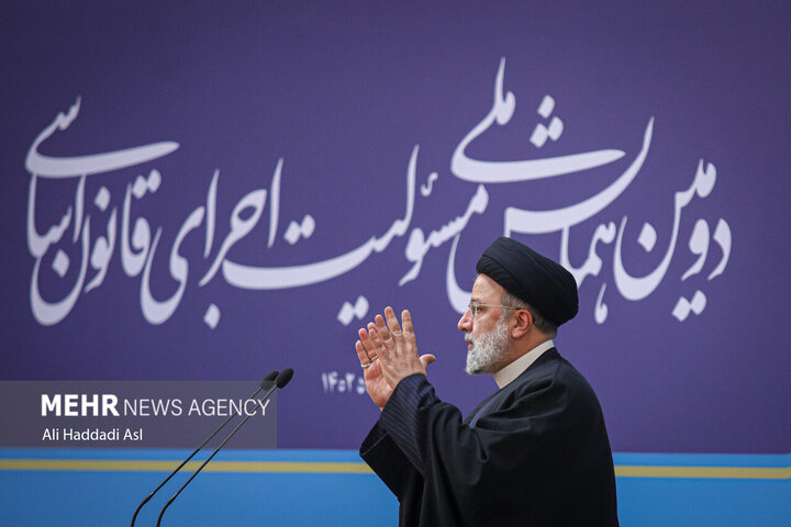 حجت الاسلام سید ابراهیم رئیسی رئیس جمهور در حال سخنرانی در دومین همایش ملی مسئولیت ملی اجرای قانون اساسی است