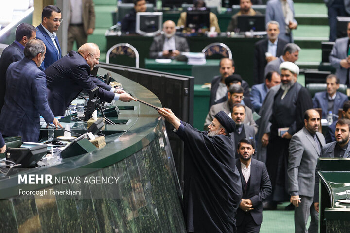 حجت الاسلام سیدابراهیم رئیسی، رئیس‌جمهور، در حال ارائه لایحه بودجه به محمد باقر قالیباف رئیس مجلس شورای اسلامی است