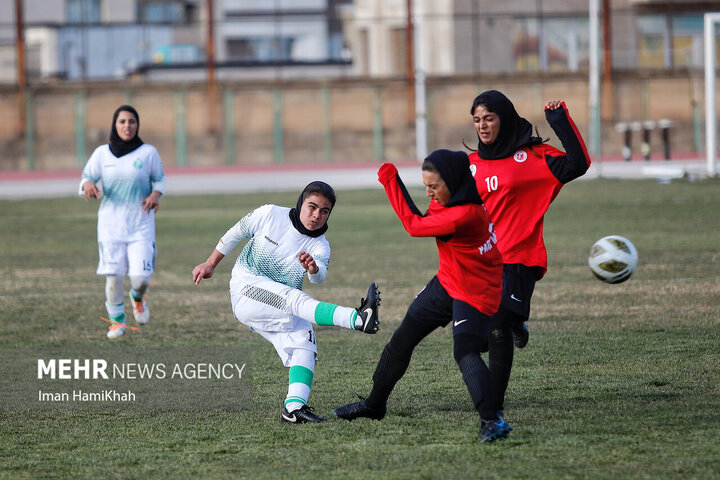 دیدار تیم های فوتبال بانوان پاس همدان و‌پرسپولیس شیراز