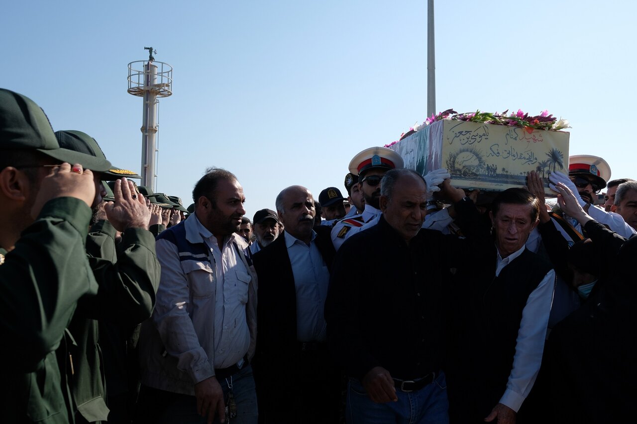 اهالی جزیره خارگ میزبان پیکر مطهر شهید گمنام شدند