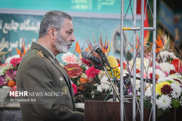 امیر سرلشکر سید عبدالرحیم موسوی فرمانده کل ارتش در حال سخنرانی در آئین افتتاح نمایشگاه جامع تربیت و آموزش ارتش جمهوری اسلامی ایران است