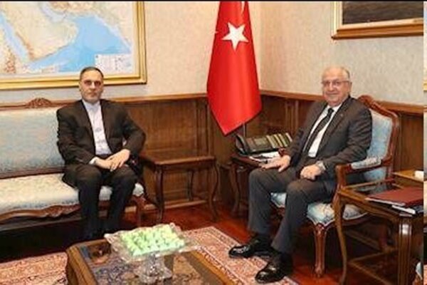السفير الإيراني يلتقي وزير الدفاع التركي