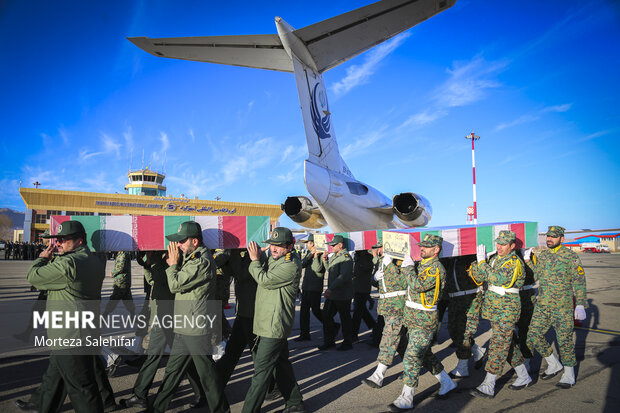استقبال از پیکر مطهر 8 شهید گمنام دفاع مقدس در فرودگاه شهرکرد