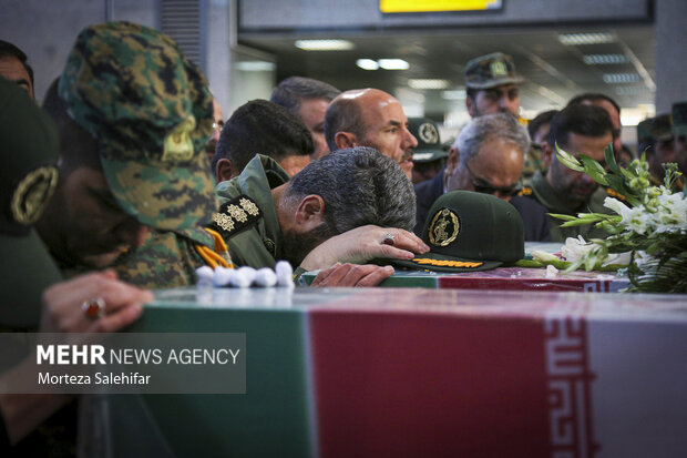استقبال از پیکر مطهر 8 شهید گمنام دفاع مقدس در فرودگاه شهرکرد