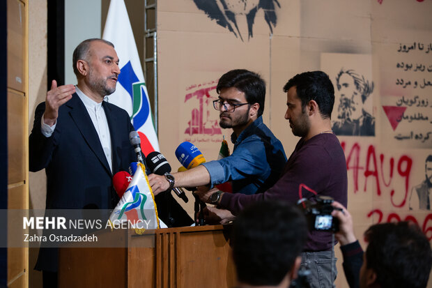 «حسین امیر عبداللهیان» وزیر امور خارجه کشور در نشستی با حضور نمایندگان تشکل‌های دانشجویی، در دانشگاه تهران حضور دارد