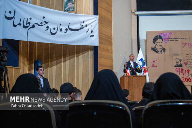 «حسین امیر عبداللهیان» وزیر امور خارجه کشور در نشستی با حضور نمایندگان تشکل‌های دانشجویی در حال پاسخگویی به سوالات دانشجویان است