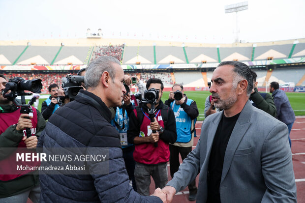 یحیی گل محمدی سرمربی تیم فوتبال پرسپولیس تهران در حال استقبال از محمود فکری سرمربی تیم فوتبال هوادار تهران پیش از دیدار تیم های فوتبال پرسپولیس تهران و هوادار تهران است