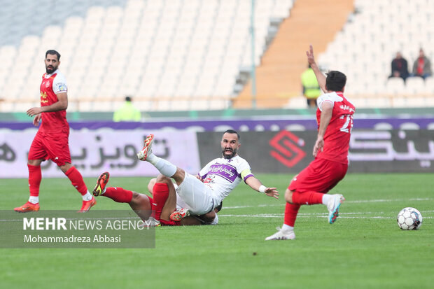 دیدار تیم‌های فوتبال پرسپولیس تهران و هوادار تهران در هفته دوازدهم لیگ برتر باشگاههای کشور با نتیجه یک بر صفر به سود تیم فوتبال پرسپولیس تهران در ورزشگاه آزادی تهران به پایان رسید