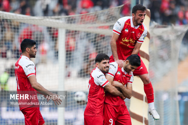 بازیکنان تیم فوتبال پرسپولیس تهران در حال شادی پس از به ثمر رساندن گل اول تیم خود توسط مهدی ترابی در دیدار تیم های فوتبال پرسپولیس تهران و هوادار تهران هستند