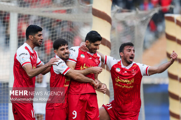 بازیکنان تیم فوتبال پرسپولیس تهران در حال شادی پس از به ثمر رساندن گل اول تیم خود توسط مهدی ترابی در دیدار تیم های فوتبال پرسپولیس تهران و هوادار تهران هستند