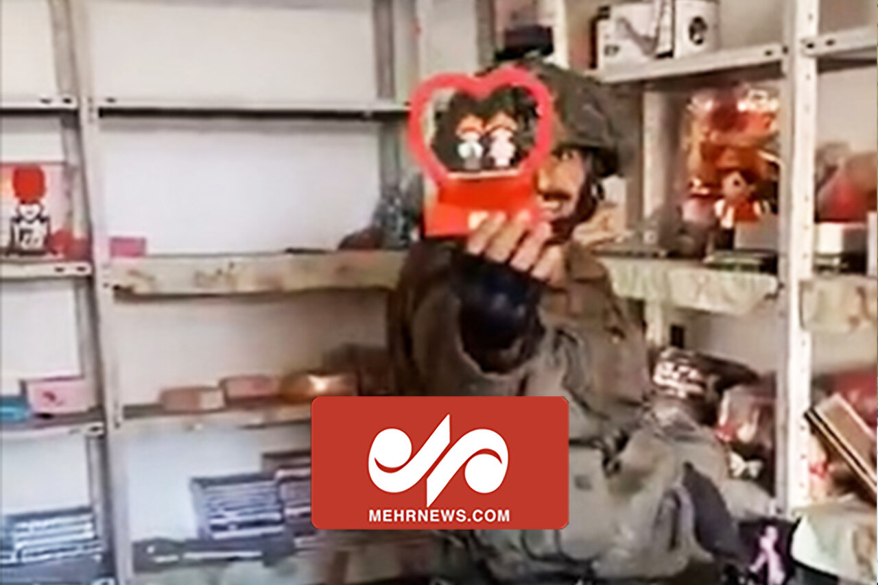 تصاویری از تخریب فروشگاه توسط سرباز صهیونیستی