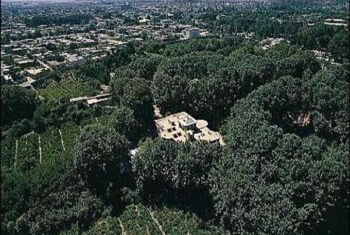 تبدیل باغ عمارت امین اسلامی به خیابان/عبور خودرو از عرصه اثر ملی