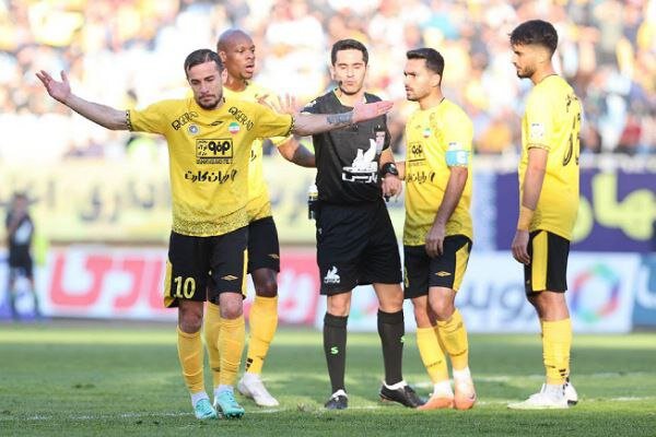 سپاهان و مس فوتبال مالکانه بازی می کنند/ دست مورایس خالی نیست