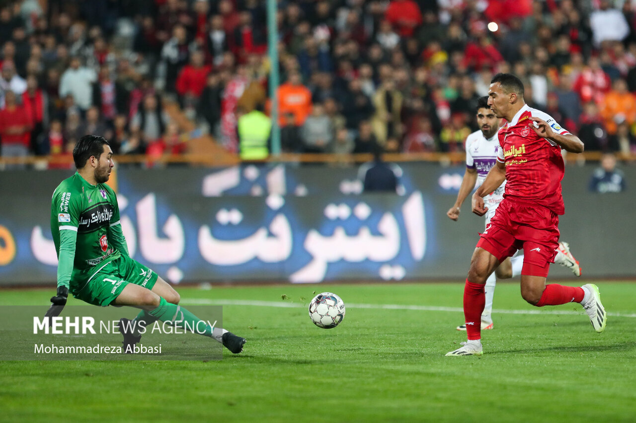 دیدار تیم های فوتبال پرسپولیس تهران و هوادار تهران