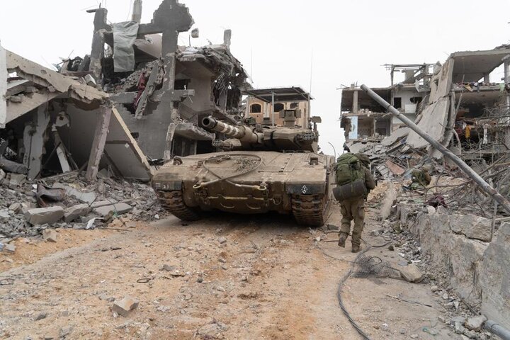 غارات واشتباكات وكمائن بغزة والكيان الصهيوني يحصي خسائرها