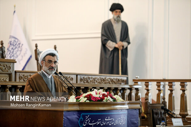 حجت الاسلام عبدالحسین خسروپناه دبیر شورای عالی انقلاب فرهنگی در حال سخنرانی در همایش چیستی و چگونگی قرارگاهی شدن شورای عالی انقلاب فرهنگی است