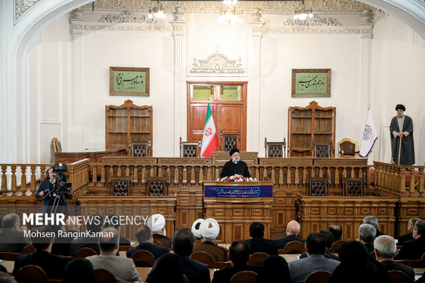 حجت الاسلام سید ابراهیم رئیسی رئیس جمهور در حال سخنرانی در همایش چیستی و چگونگی قرارگاهی شدن شورای عالی انقلاب فرهنگی است