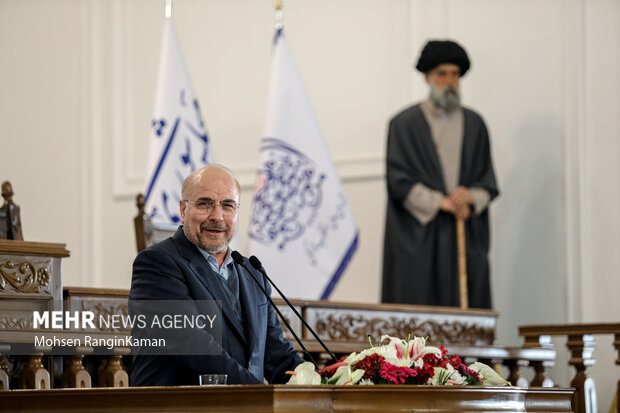 محمدباقر قالیباف رئیس مجلس شورای اسلامی در حال سخنرانی در همایش چیستی و چگونگی قرارگاهی شدن شورای عالی انقلاب فرهنگی است