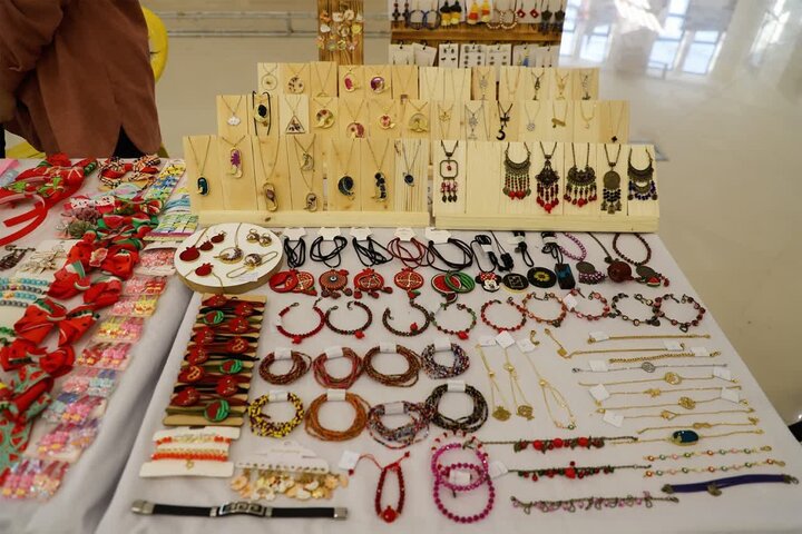 برپایی نمایشگاه توانمندی های فرهنگی و هنری دانشجویان با ۱۰۰ غرفه برپایی نمایشگاه توانمندی های فرهنگی و هنری دانشجویان با ۱۰۰ غرفه