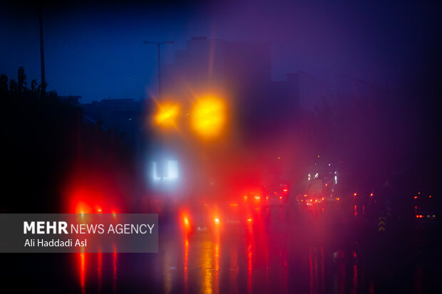 نمایی از شهر تهران در شب بارانی