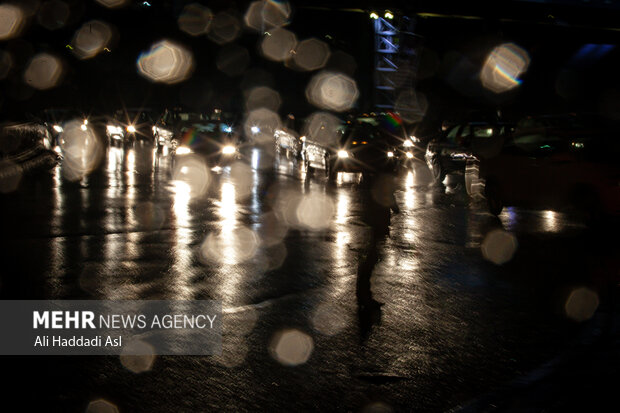 نمایی از شهر تهران در شب بارانی