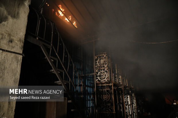 آتش سوزی کارگاه لوازم یکبار مصرف در چهارراه امیر بهادر