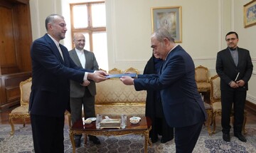 سفير البوسنة والهرسك لدى طهران يقدم اوراق اعتماده لوزير الخارجية الايراني