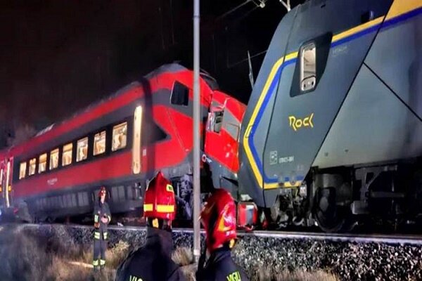 İtalya'da iki trenin çarpışması sonucu 17 kişi yaralandı
