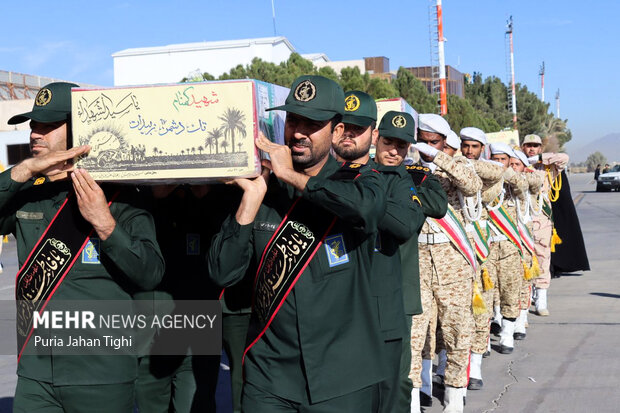 استقبال سمنانی‌ها از ۵ شهید گمنام؛ لاله‌ها از راه رسیدند 