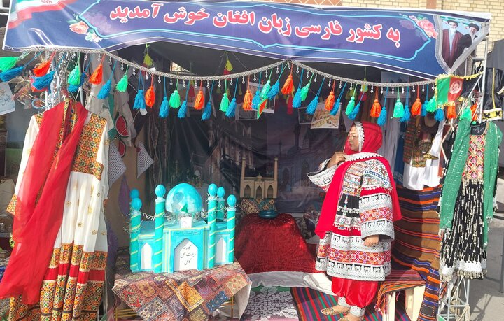 برپایی نمایشگاه معرفی جاذبههای ایران در یک مدرسه