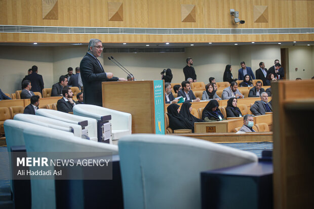 داوود منظور رئیس سازمان برنامه و بودجه 
 در حال سخنرانی در همایش اقتصاد ایران حضور است