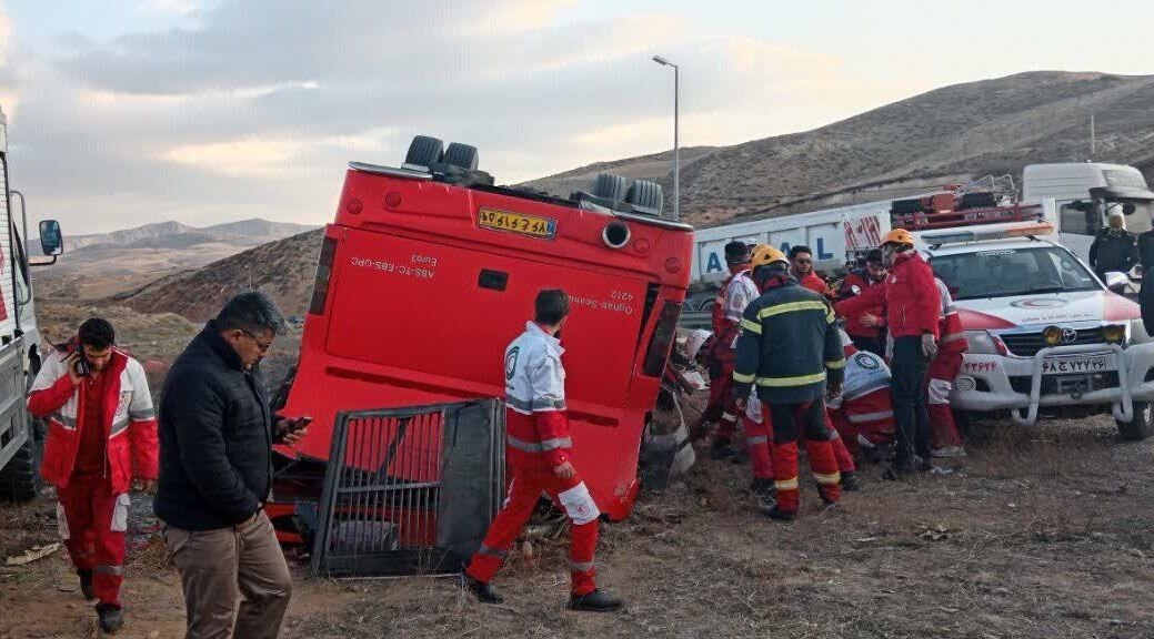 امدادرسانی به حادثه‌دیدگان واژگونی اتوبوس در گرنه اسدلی