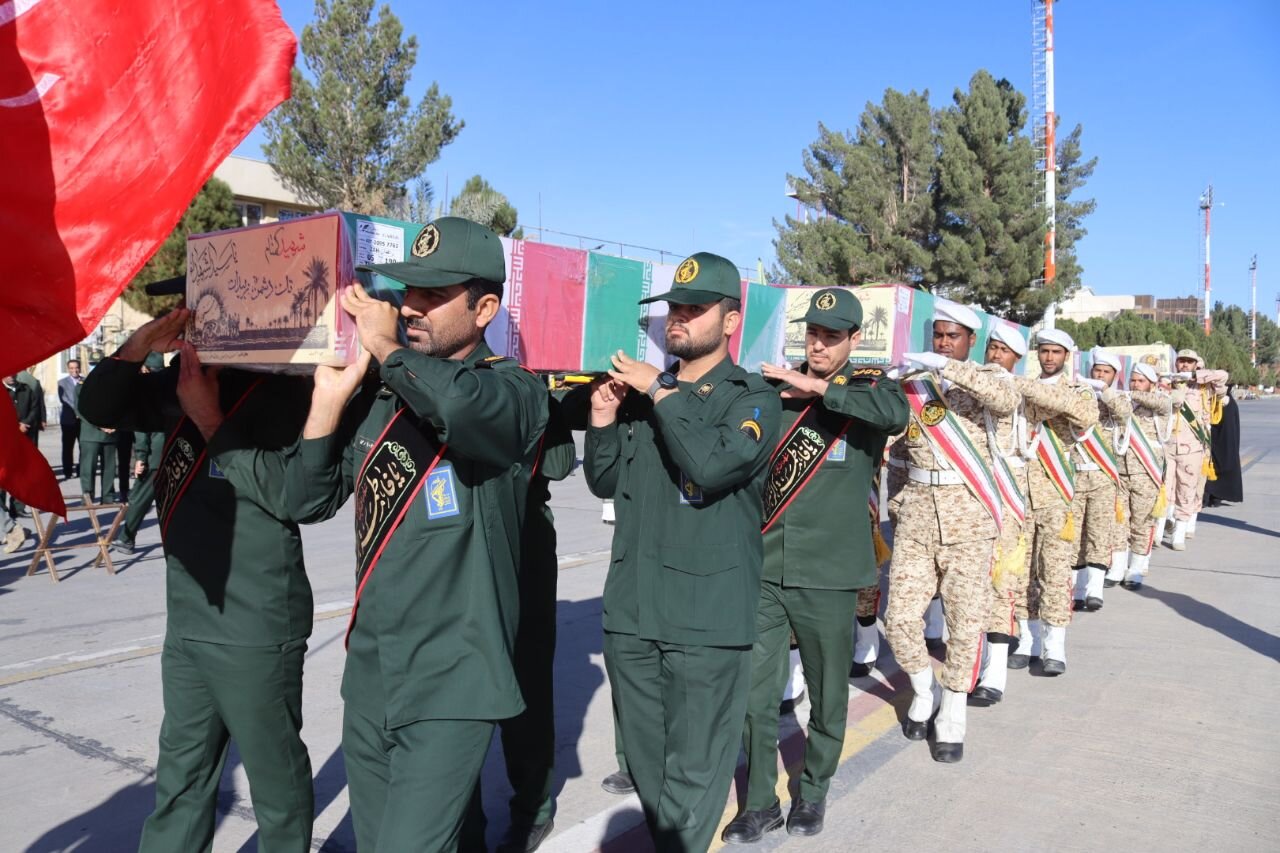 پیکر ۱۰ شهید گمنام دفاع مقدس وارد زاهدان شد