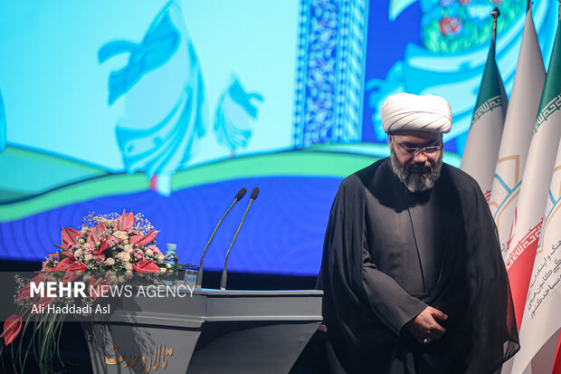 حجت الاسلام کمال خداداده رئیس ستاد هماهنگی کانون‌های فرهنگی و هنری مساجد کشور در حال سخنرانی در نخستین کنگره ملی فعالین خواهر کانون های فرهنگی هنری مساجد است