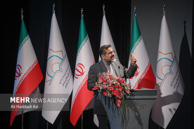 محمد مهدی اسماعیلی وزیر فرهنگ و ارشاد اسلامی در حال سخنرانی در نخستین کنگره ملی فعالین خواهر کانون های فرهنگی هنری مساجد است