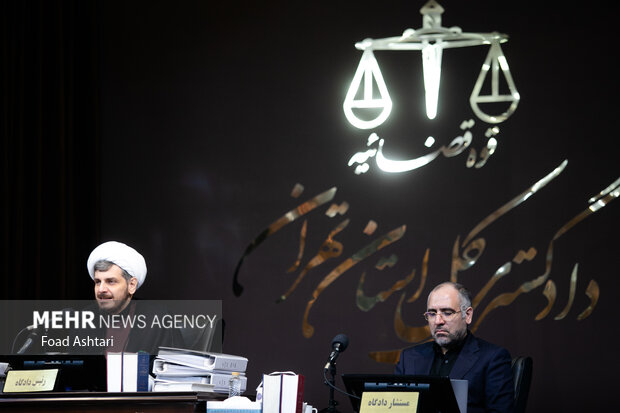 اولین جلسه دادگاه رسیدگی به اتهامات ۱۰۴ نفر از اعضای سازمان مجاهدین خلق موسوم به منافقین صبح سه‌شنبه (۲۱ آذر ۱۴۰۲) در مجتمع قضائی امام خمینی (ره) به صورت علنی برگزار شد