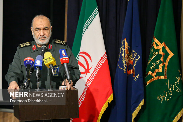  سردار سرلشگر سلامی فرمانده کل سپاه پاسداران درسیزدهمین جشنواره علمی تحقیقاتی باقرالعلوم در حال سخنرانی است