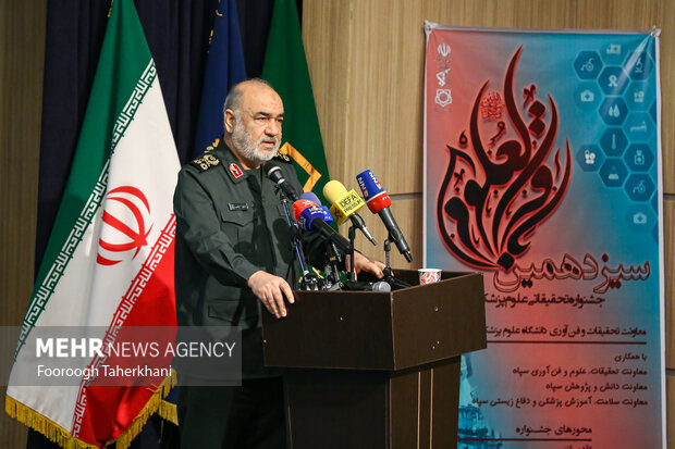  سردار سرلشگر سلامی فرمانده کل سپاه پاسداران درسیزدهمین جشنواره علمی تحقیقاتی باقرالعلوم در حال سخنرانی است