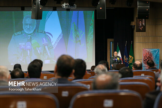  سردار سرلشگر سلامی فرمانده کل سپاه پاسداران درسیزدهمین جشنواره علمی تحقیقاتی باقرالعلوم در حال سخنرانی است