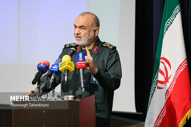  سردار سرلشگر سلامی فرمانده کل سپاه پاسداران درسیزدهمین جشنواره علمی تحقیقاتی باقرالعلوم در حال سخنرانی است