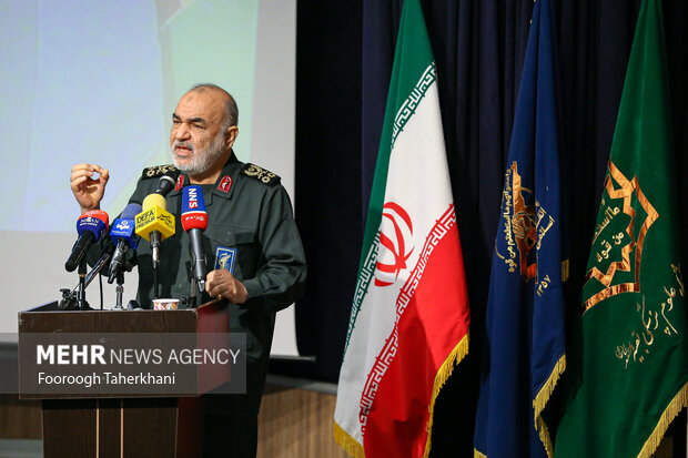  سردار سرلشگر سلامی فرمانده کل سپاه پاسداران درسیزدهمین جشنواره علمی تحقیقاتی باقرالعلوم در حال سخنرانی است