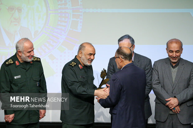  سردار سرلشگر سلامی فرمانده کل سپاه پاسداران درسیزدهمین جشنواره علمی تحقیقاتی باقرالعلوم از پژوهشگر و فناوردانش بنیان برتر در حال تقدیر است