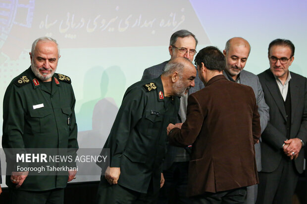  سردار سرلشگر سلامی فرمانده کل سپاه پاسداران درسیزدهمین جشنواره علمی تحقیقاتی باقرالعلوم از پژوهشگر و فناوردانش بنیان برتر در حال تقدیر است